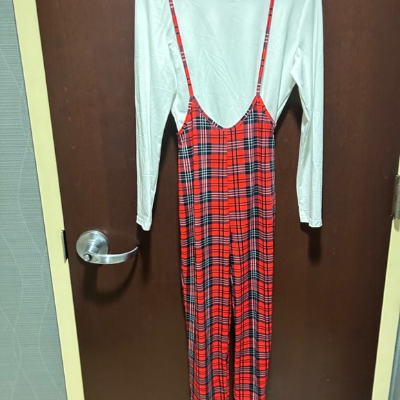 Dresses/jumpsuits/windbreaker also have more stuff - Picture 8 of 9